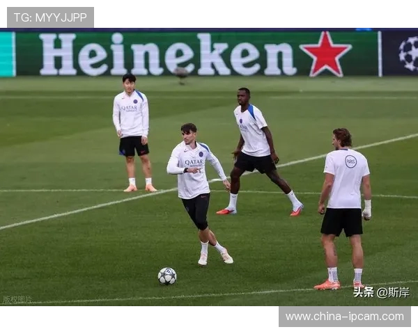 巴黎圣日耳曼迎战里尔:焦点对决上演,争夺榜首之战一触即发 巴黎圣日耳曼迎战里尔:焦点对决上演,争夺榜首之战一触即发