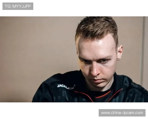 热议CSGOLNG战队如何通过团队协作实现战略变革与突破 热议CSGOLNG战队如何通过团队协作实现战略变革与突破