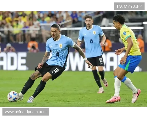 乌拉圭与秘鲁比赛裁判引发争议球迷热议判罚公正性